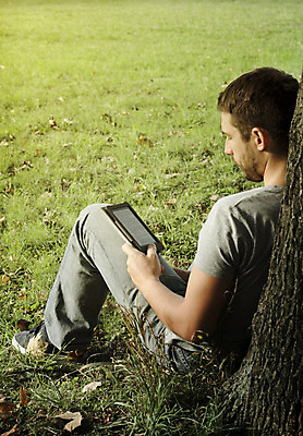 포토 JPG 해외이미지 나무 백인 학생 라이프스타일 공원 교육 행복 인터넷 자연 모바일 휴식 한명 사람 소년 잔디 성인 야외 책 초록색 여름 스터디 컴퓨터 독서 알약 디지털 스크린 정원 맑음 봄 터치 잡기 전자책 무선전화기 스마트 읽기 내추럴 진짜 해외202004 해외포토 서양인 식물 1 계절 공공시설 남자 감정 어린이 컬러 컨셉 모션 날씨 생활 전자제품 학습 약 전화기 생태계 파일형식 이미지허브