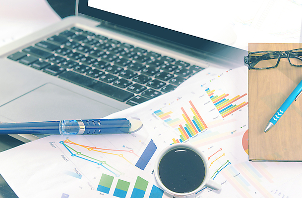 포토 JPG 해외이미지 종이 인터넷 비즈니스 탁자 성공 모바일 직장 사람없음 금융 노트북 컴퓨터 사무실 알약 웹 정보 성장 흰색 시장 주식 책상 문서 회계 마케팅 해외202004 해외포토 컬러 가구 컨셉 회사 경제 전자제품 약 파일형식 이미지허브