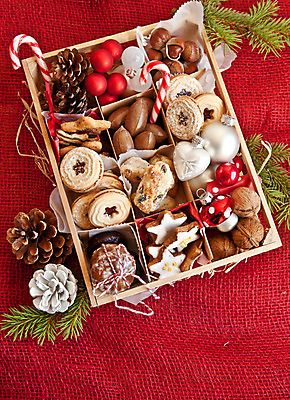 포토 JPG 해외이미지 백그라운드 크리스마스 사탕 종류 선물 사랑 사람없음 목재 장식 빨간색 세로 상자 산타클로스 쿠키 케이크 초콜릿 줄무늬 장식볼 견과류 수확 하트 시골 대접 신선 달콤 설탕 묘사 호두 노엘 숙성 피칸 개암 카피스페이스 해외202004 해외포토 모양 나무 기념일 열매 감정 컬러 무늬 농업 재료 디저트 공백 맛 파일형식 이미지허브
