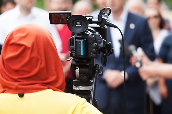 포토 JPG 해외이미지 직업 포즈 통신 회의 사람 이벤트 사람없음 카메라 촬영 텔레비전 장비 정보 기자 뉴스 마이크 면접 방송 언론 리포터 동영상 운영자 생존 해외202004 해외포토 음향기기 비즈니스 전자제품 파일형식 이미지허브