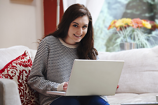 포토 JPG 해외이미지 라이프스타일 교육 거실 인터넷 주택 갈색머리 한명 앉기 10대 노트북 컴퓨터 소파 서핑 연결 무선전화기 해외202004 해외포토 1 헤어스타일 의자 모션 청소년 사람 건물 생활 전자제품 수상스포츠 전화기 파일형식 이미지허브