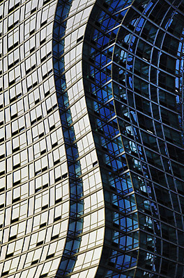 포토 JPG 해외이미지 건축양식 유리 아파트 사람없음 건물 사무실 탑 고층빌딩 도시 구부린 묘사 왜곡 해외202004 해외포토 건축물 건축 비즈니스 모션 재질 주택 빌딩 파일형식 이미지허브