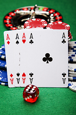 포토 JPG 해외이미지 실내 사람없음 아웃포커스 트럼프 포커칩 도박 카지노 주사위 룰렛 겜블 초록배경 해외202004 해외포토 백그라운드 촬영기법 내부 초록색 놀이용품 게임 포커 파일형식 이미지허브