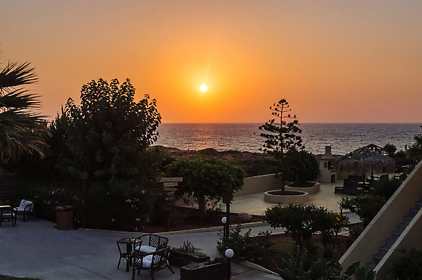 포토 JPG 해외이미지 구름 전통 유럽 바다 섬 여행 하늘 휴가 휴식 풍경 사람없음 물 여름 파란색 컬러풀 태양 여행객 마을 항구 맑음 일몰 보트 지중해 그리스 그림 포트 석호 그리스인 해외202004 해외포토 자연요소 서양인 계절 나라 컬러 컨셉 배_교통 교통시설 날씨 사람 노을 파일형식 이미지허브