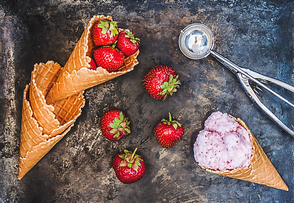 포토 JPG 해외이미지 열매 음식 분홍색 백그라운드 과일 재료 공 딸기 아이스크림 디저트 사람없음 빨간색 컬러풀 우주 냉동 얼음 검은색 식사 어둠 추위 수확 흰색 신선 달콤 맛 상품 정상 크림 상쾌 복고 원뿔 요거트 와플 부주의 소셜네트워크 필터 스타일 해외202004 해외포토 자연요소 도형 식물 감정 컬러 컨셉 농업 유제품 파일형식 이미지허브
