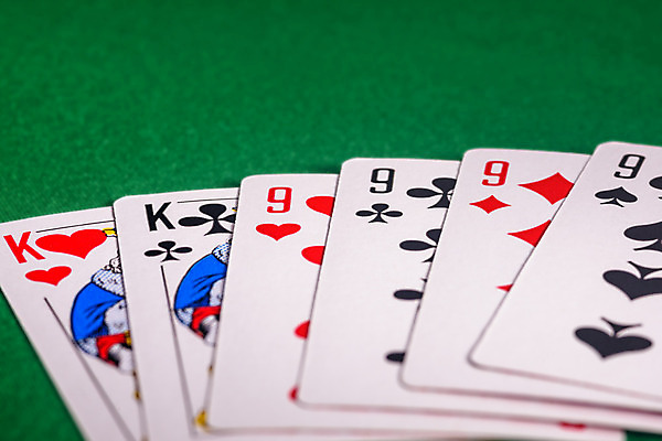 포토 JPG 해외이미지 손 놀이 탁자 성공 사람없음 빨간색 초록색 게임 마음 우승 최고 신용카드 행운 도박 위험 갑판 카지노 기회 포커 라스베가스 승자 에이스 해외202004 해외포토 컬러 가구 컨셉 배_교통 신체부위 금융 트럼프 파일형식 이미지허브