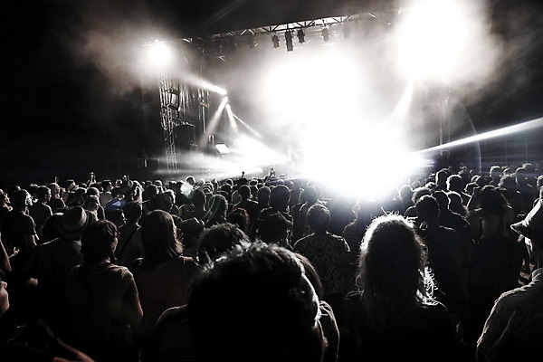 포토 JPG 해외이미지 라이프스타일 손 실루엣 음악 염소 사람 이벤트 사람없음 야외 파란색 빛 파티 카메라 금속 어둠 소리 콘서트 운전 가수 무대 광선 기타 램프 축하 발표 부채 군중 야간 발사 디스코 쇼 장면 시끄러움 영사기 일반 목소리 팝 생존 해외202004 해외포토 자연요소 컬러 컨셉 포유류 모션 재질 현악기 문화예술 조명 촬영기법 생활 신체부위 전자제품 공연 음악가 춤 파일형식 이미지허브