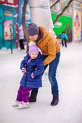 포토 JPG 해외이미지 주간 전신 백인 라이프스타일 여자 남자 딸 행복 어린이 겨울 가족 미소 웃음 사람 소녀 성인 야외 두명 얼음 스케이트 스케이팅 잡기 아빠 겨울옷 부녀 겨울풍경 해외202004 해외포토 자연요소 서양인 옷 계절 감정 스포츠용품 관계 모션 겨울스포츠 표정 풍경 생활 파일형식 이미지허브