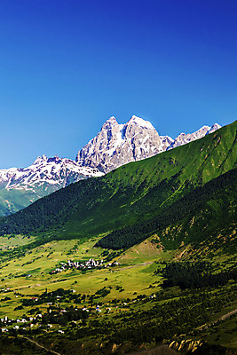 포토 JPG 해외이미지 백인 구름 계절 여행 백그라운드 자연 하늘 날씨 산 풍경 사람없음 세로 초록색 여름 파란색 태양 맑음 얼음 봄 하이킹 정상 숲 언덕 오르기 내추럴 절정 조지아 해외202004 해외포토 자연요소 서양인 컬러 모션 레저 생태계 동유럽 파일형식 이미지허브