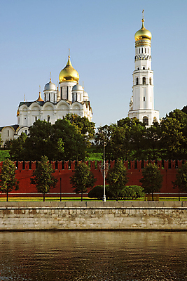 포토 JPG 해외이미지 전통 종교 벽 건축양식 하늘 벽돌 사람없음 건물 빨간색 파란색 강 반사 성당 교회 탑 종 흰색 도시 황금 러시아 러시아인 모스크바 크렘린궁전 해외202004 해외포토 서양인 건축물 건축 유럽 컬러 종교건축 궁전 크렘린 파일형식 이미지허브