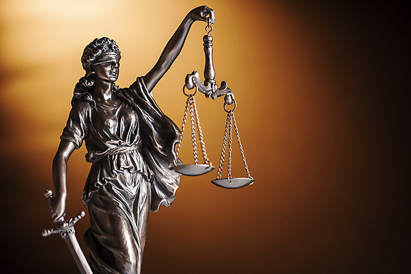 포토 JPG 해외이미지 들기 사람없음 동상 조각상 칼 오브젝트 법 의사봉 재판 정의의여신상 천칭저울 해외202004 해외포토 모션 저울 조형물 기념물 여신상 파일형식 이미지허브