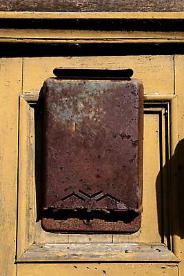 포토 JPG 해외이미지 벽 사람없음 상자 문 금속 수확 메시지 컨테이너 편지 오브젝트 서비스 복고 그런지 깨짐 옛날 편지쓰기 해외202004 해외포토 산업 컨셉 농업 재질 기록 파일형식 이미지허브