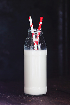 포토 JPG 해외이미지 음료 음식 조각 백그라운드 다이어트 유리 탁자 검은배경 디저트 주택 건강 사람없음 목재 장식 빨간색 갈색 쌓기 검은색 어둠 줄무늬 우유 추위 수확 흰색 시골 신선 바 액체 달콤 맛 아침식사 유기농 복고 코코아 밀짚 내추럴 부스러기 소셜네트워크 필터 해외202004 해외포토 나무 웰빙 컬러 가구 컨셉 무늬 농업 재료 모션 재질 유제품 건물 식사 짚 파일형식 이미지허브