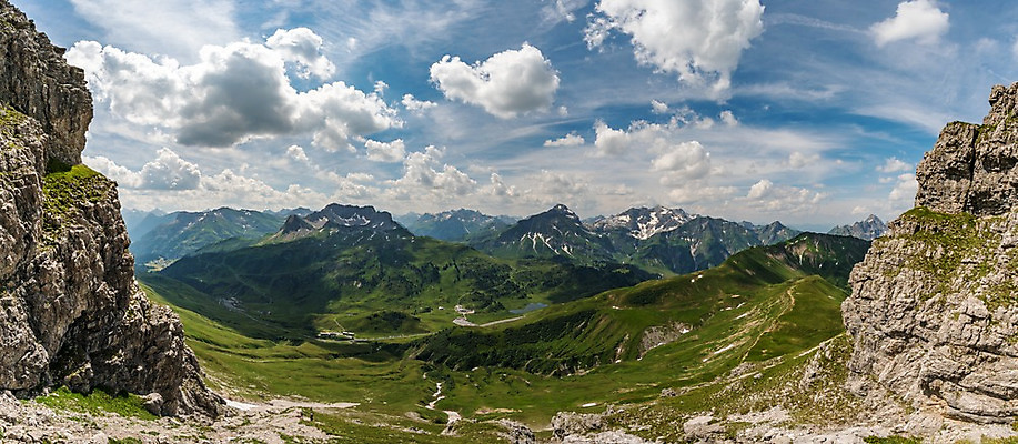 포토 JPG 해외이미지 구름 여유 여행 배낭 자연 휴가 휴식 산 서기 미소 사람없음 야외 초록색 여름 파란색 햇빛 맑음 하이킹 장비 가을 시골 알프스 천국 내추럴 단절 해외202004 해외포토 자연요소 계절 감정 유럽 컬러 컨셉 가방 모션 레저 날씨 표정 태양 생태계 파일형식 이미지허브