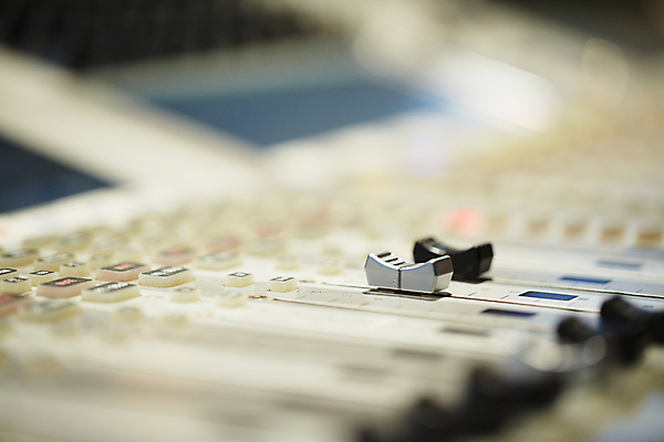 포토 JPG 해외이미지 음악 음향기기 손잡이 사람없음 가로 모니터 텔레비전 소리 라디오 오디오 방송 일렬 스테레오 섞기 키패드 해외202004 해외포토 문화예술 전자제품 컴퓨터 파일형식 이미지허브