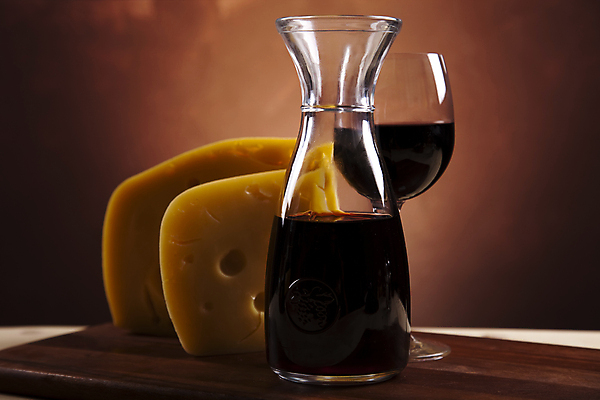 포토 JPG 해외이미지 와인잔 유리병 치즈 사람없음 와인 나무도마 갈색배경 해외202004 해외포토 백그라운드 술잔 병_용기 유제품 도마 주류 목재 갈색 파일형식 이미지허브