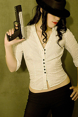 포토 JPG 해외이미지 스튜디오촬영 백인 모델 긴머리 여자 무기 셔츠 신체 청소년 한명 20대 성인 세로 초록색 컬러풀 유행 총 가득함 녹색배경 해외202004 해외포토 서양인 1 헤어스타일 컬러 백그라운드 상의 실내 사람 청년 파일형식 이미지허브