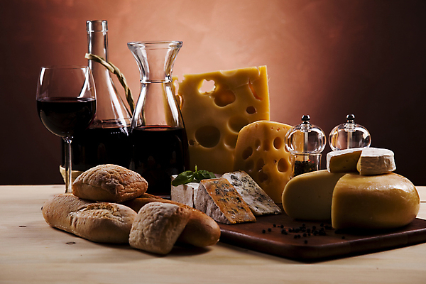 포토 JPG 해외이미지 빵 와인잔 유리병 치즈 종류 사람없음 와인 다양 나무도마 소스통 갈색배경 해외202004 해외포토 음식 다수 백그라운드 술잔 병_용기 유제품 도마 주류 통 목재 갈색 소스_음식 파일형식 이미지허브