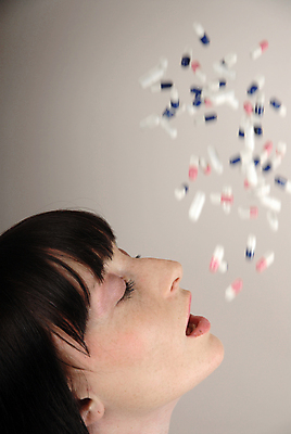 포토 JPG 해외이미지 손 여자 얼굴 건강 병원 한명 사람 성인 치료 알약 약 고통 간호사 의사 열 입 보호 질병 약국 혀 입술 오브젝트 두통 문제 조제 돌봄 마약 복용 우울증 진통제 해외202004 해외포토 1 감정 컨셉 의학 모션 신체부위 의료진 만들기 파일형식 이미지허브