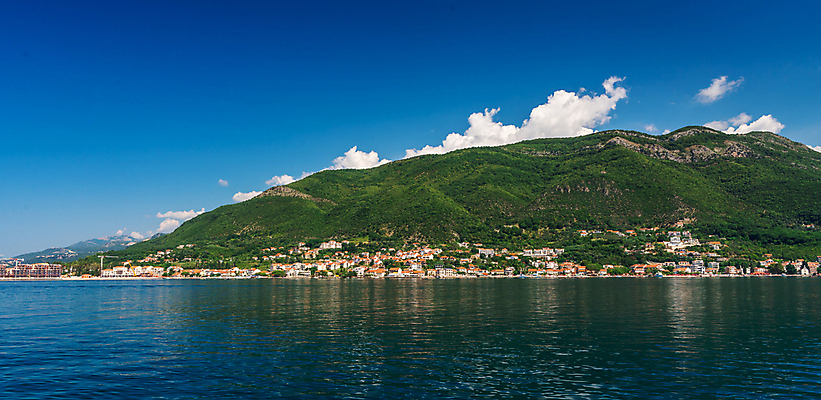 포토 JPG 해외이미지 유럽 바다 여행 요트 건축양식 자연 주택 파노라마 손바닥 풍경 해변 사람없음 건물 물 여름 도시풍경 반사 마을 맑음 산책로 도시 만 보트 크루즈 지중해 기중기 휴양지 포트 스카이라인 몬테네그로 해외202004 해외포토 자연요소 건축물 손 계절 건축 나라 길 배_교통 날씨 촬영기법 장소 중장비 생태계 파일형식 이미지허브