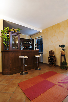 포토 JPG 해외이미지 나무 커피 가구 거실 의자 가족 주택 사람없음 내부 장식 방 바 해외202004 해외포토 식물 음료 생활용품 관계 건물 파일형식 이미지허브