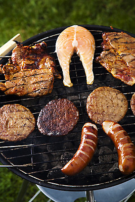 포토 JPG 해외이미지 주간 육류 요리 사람없음 야외 파티 정원 연기 그릴 바비큐 굽기 연어 소시지구이 연어구이 해외202004 해외포토 자연요소 음식 식재료 주방용품 어류 이벤트 소시지 구이 생선구이 파일형식 이미지허브