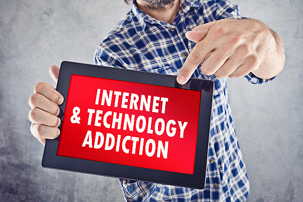 포토 JPG 해외이미지 손 남자 인터넷 통신 모바일 무선통신 한명 사람 전자제품 컴퓨터 태블릿 터치패드 알약 디지털 스크린 정보 네트워크 서핑 연결 문제 PDA 온라인 중독 멀티미디어 패드 습관 소셜네트워크 터치스크린 네트워킹 인터랙티브 해외202004 해외포토 1 신체부위 스마트기기 약 수상스포츠 파일형식 이미지허브