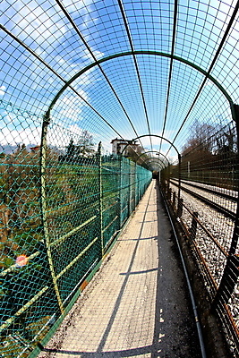 포토 JPG 해외이미지 도로 길 건축양식 유리 미래 사람없음 내부 빛 울타리 자전거 기차 그물 복도 보행자 보행로 터널 연결 아치 보안 방법 소멸 해외202004 해외포토 건축 육상교통 컨셉 교통시설 재질 대중교통 안전 담장 바이크 파일형식 이미지허브