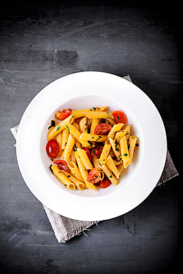 포토 JPG 해외이미지 스튜디오촬영 음식 토마토 채소 치즈 파스타 파슬리 스파게티 사람없음 노란색 식사 유기농 이탈리아문화 건강식 정물화 채식주의자 펜네 핸드메이드 해외202004 해외포토 웰빙 컬러 유제품 서양음식 실내 그림 채식 유럽문화 파일형식 이미지허브