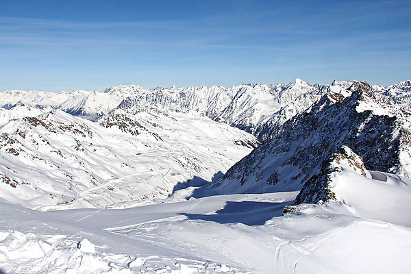 포토 JPG 해외이미지 구름 유럽 겨울 자연 하늘 산 파노라마 풍경 사람없음 야외 파란색 맑음 냉동 얼음 추위 안개 흰색 황무지 오스트리아 정상 고도 휴양지 빙하 알프스 웅장함 절정 해외202004 해외포토 자연요소 계절 나라 컬러 날씨 촬영기법 장소 생태계 파일형식 이미지허브