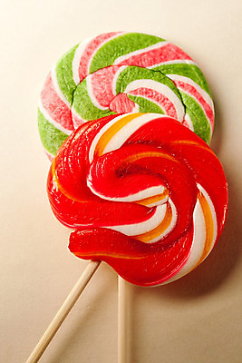 포토 JPG 해외이미지 음식 분홍색 2 디저트 나선형 막대사탕 사탕 사람없음 빨간색 초록색 컬러풀 노란색 과자 줄무늬 소용돌이 흰색 원형 막대기 달콤 맛 핥기 설탕 고립 캐러멜 해외202004 해외포토 도형 컬러 컨셉 무늬 모션 회오리 파일형식 이미지허브