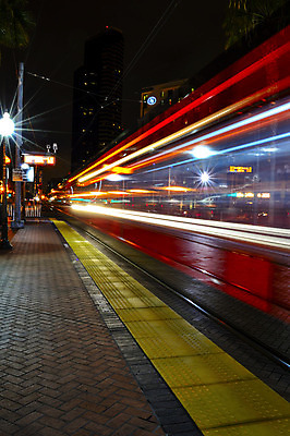 포토 JPG 해외이미지 여행 교통시설 모션 사람없음 빨간색 빛 노란색 산책로 기차 역 승차 덩어리 해외202004 해외포토 길 육상교통 컬러 교통 대중교통 시설 파일형식 이미지허브