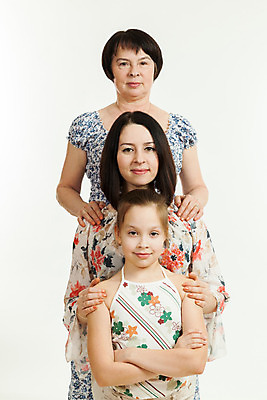 포토 JPG 해외이미지 백인 여자 딸 행복 할머니 얼굴 어린이 백그라운드 엄마 휴가 사랑 사람 인종 세명 봄 기쁨 흰색 8 긍정 세대 해외202004 해외포토 서양인 계절 노년 감정 컬러 컨셉 가족 신체부위 숫자 파일형식 이미지허브