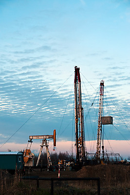 포토 JPG 해외이미지 산업 사람없음 야외 파란색 힘 기계 에너지 휘발유 러시아 연료 펌프 송곳 해외202004 해외포토 유럽 컬러 석유 파일형식 이미지허브