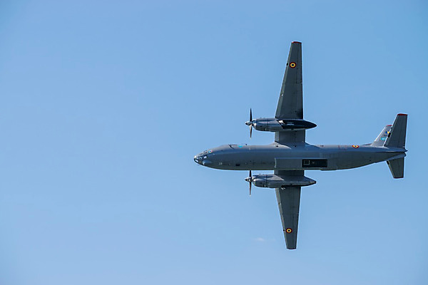 포토 JPG 해외이미지 직업 유럽 호수 날개 교통시설 하늘 비행기 안테나 사람없음 파란색 금속 축제 힘 공연 정상 묘기 파일럿 공군 고도 항공 속도 군용 쇼 제트기 우주산업 루마니아 에어쇼 곡예비행 대패 부쿠레슈티 해외202004 해외포토 나라 산업 컬러 교통 통신 항공교통 재질 대중교통 군대 이벤트 우주 비행 시설 파일형식 이미지허브