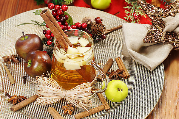 포토 JPG 해외이미지 음료 음식 크리스마스 겨울 과일 재료 유리 탁자 휴가 따뜻함 건강 사람없음 목재 장식 컵 와인 주스 가을 시골 뜨거움 액체 막대기 황금 차 달콤 사과 향신료 발효 향 추수감사절 시나몬 식초 신맛 뱅쇼 해외202004 해외포토 나무 식기 계절 기념일 기독교 가구 재질 주류 맛 향미료 파일형식 이미지허브