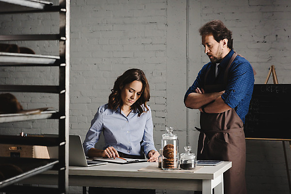 포토 JPG 해외이미지 직업 라이프스타일 비즈니스 사업가 탁자 직장 실내 사람 두명 가로 사무실 상점 주방 요식업 빵집 기록 작업 굽기 직원 바쁨 제빵사 페스츄리 해외202004 해외포토 산업 빵 가구 회사 내부 생활 구이 파일형식 이미지허브