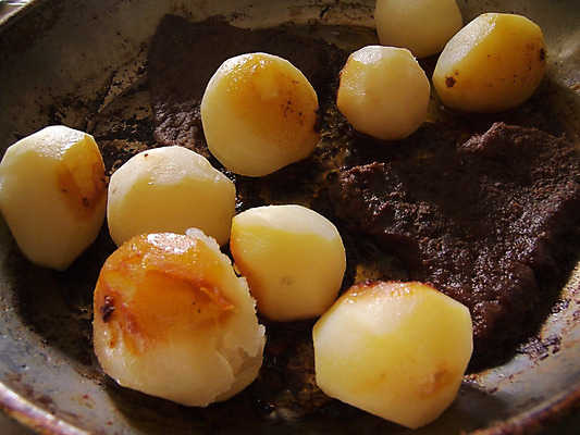 포토 JPG 해외이미지 음식 새로움 감자 파슬리 육류 스테이크 요리 사람없음 검은색 식사 저녁식사 어둠 소고기 튀김 시골 고명 프라이팬 클래식 자르기 굽기 준비 장면 내추럴 등심 송아지고기 핸드메이드 해외202004 해외포토 컬러 컨셉 채소 식재료 모션 주방용품 서양음식 구이 파일형식 이미지허브