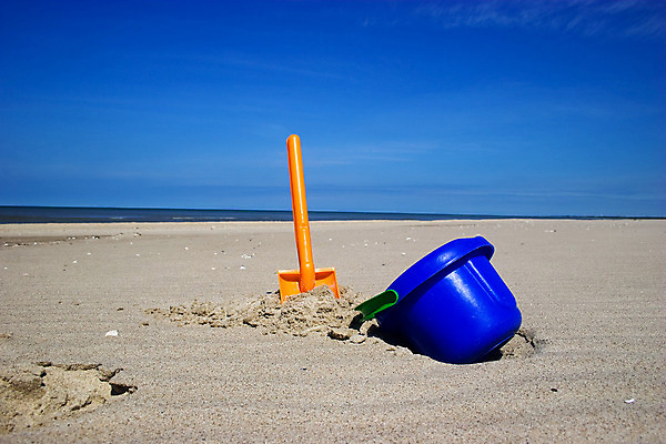 포토 JPG 해외이미지 어린이 모래 바다 오렌지 장난 놀이 하늘 휴가 손잡이 사람없음 야외 파란색 모래사장 장난감 노란색 게임 놀이터 작음 플라스틱 모종삽 삽 양동이 오브젝트 싱글 쉬는시간 땅바닥 땅파기 수평선 해외202004 해외포토 컬러 과일 재질 휴식 바닥 사람 크기 파일형식 이미지허브