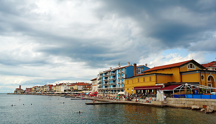 포토 JPG 해외이미지 구름 유럽 파도 바다 여행 건축양식 하늘 지붕 주택 등대 사람없음 건물 빨간색 물 파란색 햇빛 교회 탑 항구 맑음 종 역사 지중해 암초 포트 타운 슬로베니아 옛날 해외202004 해외포토 자연요소 건축물 건축 나라 컬러 종교건축 교통시설 날씨 태양 도시 파일형식 이미지허브