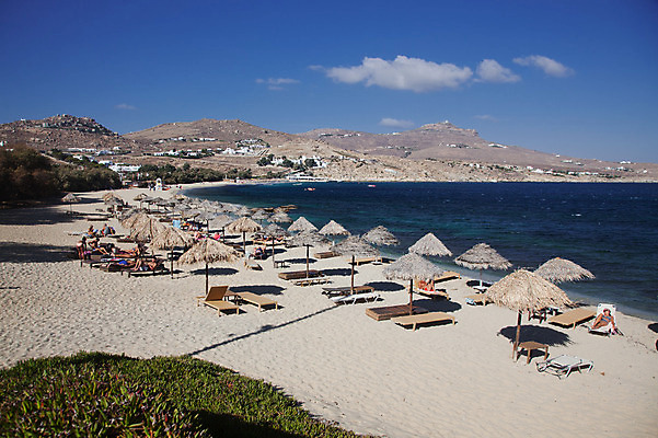 포토 JPG 해외이미지 전통 유럽 모래 바다 섬 여행 건축양식 자연 하늘 휴가 휴식 주택 풍경 사람없음 야외 건물 물 여름 파란색 태양 여행객 마을 항구 흰색 만 지중해 그리스 휴양지 장면 포트 타운 산토리니 그리스인 미코노스섬 해외202004 해외포토 자연요소 서양인 건축물 계절 건축 나라 컬러 컨셉 교통시설 사람 장소 도시 생태계 파일형식 이미지허브