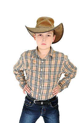 포토 JPG 해외이미지 스튜디오촬영 남자 어린이 포즈 셔츠 패턴 한명 사람 세로 유행 벨트 청바지 시골 표현 카우보이 흰배경 카우보이모자 심각 해외202004 해외포토 모자_잡화 1 잡화 백그라운드 컨셉 상의 무늬 바지 실내 흰색 파일형식 이미지허브