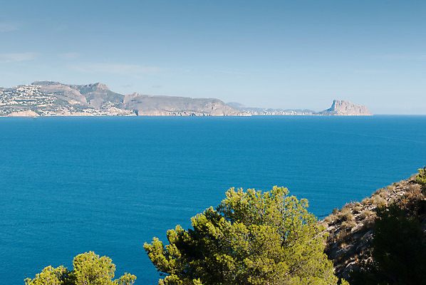 포토 JPG 해외이미지 유럽 바다 산 풍경 사람없음 가로 물 햇빛 맑음 만 스페인 지중해 휴양지 알리칸테 해외202004 해외포토 자연요소 나라 날씨 태양 장소 파일형식 이미지허브