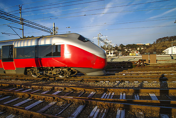 포토 JPG 해외이미지 유럽 여행 이동 비즈니스 교통시설 자국 모션 추상 노르웨이 사람없음 야외 빨간색 파란색 빛 기차 도시 터널 전철 역 연결 창고 속도 출퇴근 마차 승객 튜브 엔진 단상 방법 블러 선로 스칸디나비아 오슬로 통근 해외202004 해외포토 나라 길 육상교통 교통수단 컬러 교통 컨셉 무늬 대중교통 시설 출근 파일형식 이미지허브