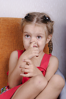 포토 JPG 해외이미지 드레스 어린이 표정 한명 소파 엄지손가락 4 큼 왼쪽 코 클립 설정 배려 해외202004 해외포토 1 옷 의자 손가락 사람 신체부위 숫자 크기 방향 파일형식 이미지허브