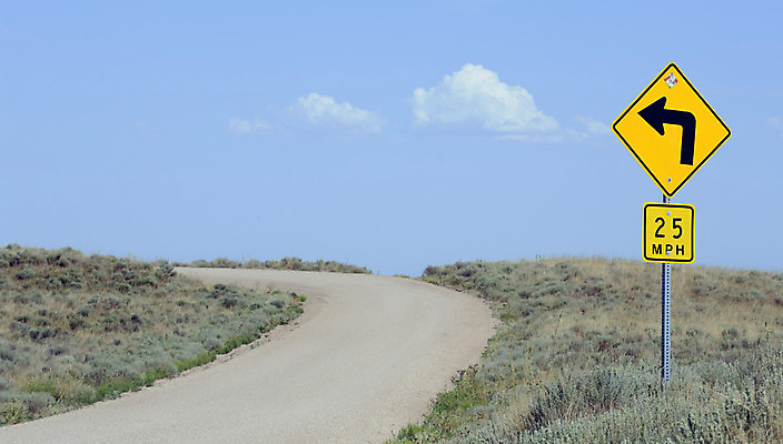 포토 JPG 해외이미지 구름 도로 하늘 사람없음 야외 초록색 파란색 노란색 도로표지판 흙길 카피스페이스 해외202004 해외포토 자연요소 길 컬러 교통시설 흙 공백 표지판 파일형식 이미지허브