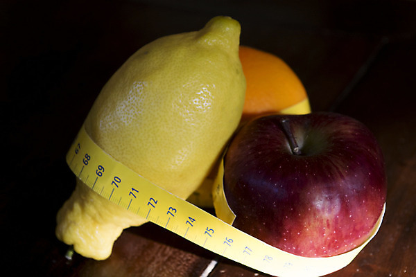 포토 JPG 해외이미지 음식 다이어트 과일 건강 사람없음 치료 사과 몸무게 레몬 메뉴 치수 계량기 적자 해외202004 해외포토 의학 파일형식 이미지허브