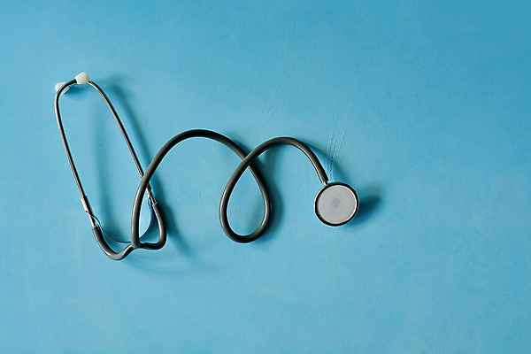 포토 JPG 해외이미지 과학 컨셉 청진기 탁자 건강 병원 사람없음 치료 파란색 약 반사 금속 진료 듣기 고통 장비 시험 간호사 의사 기구 공구 하트 심장 긴급 대접 맥박 질병 측정 외과 테라피 고립 돌봄 심장병 카피스페이스 해외202004 해외포토 모양 교육 감정 컬러 가구 의학 의료기기 모션 재질 뷰티 공백 의료진 도구 장기_의학 파일형식 이미지허브