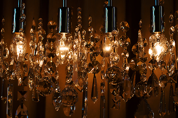 포토 JPG 해외이미지 전구 조명 실내 사람없음 화려 고급 우아함 크리스탈 샹들리에 해외202004 해외포토 컨셉 내부 광석 파일형식 이미지허브