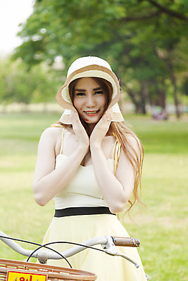 포토 JPG 해외이미지 나무 백인 모델 라이프스타일 응시 드레스 공원 여자 행복 여행 컨셉 잎 자연 휴가 건강 한명 미소 사람 동양인 성인 야외 초록색 여름 여행객 정원 봄 기쁨 시골 신선 내추럴 해외202004 해외포토 서양인 식물 1 시선 옷 계절 공공시설 감정 컬러 표정 인종 생활 생태계 파일형식 이미지허브